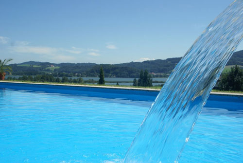 Pool mit Seeblick