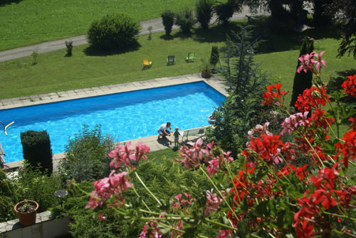 Außenpool mit Liegewiese